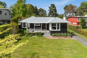 The Lake House Garden - Waitetoko Holiday Home